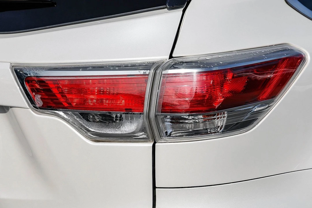 2014 Toyota Highlander - Image 8 of 12