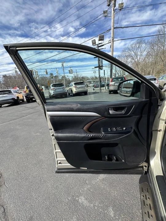 2014 Toyota Highlander - Image 10 of 21