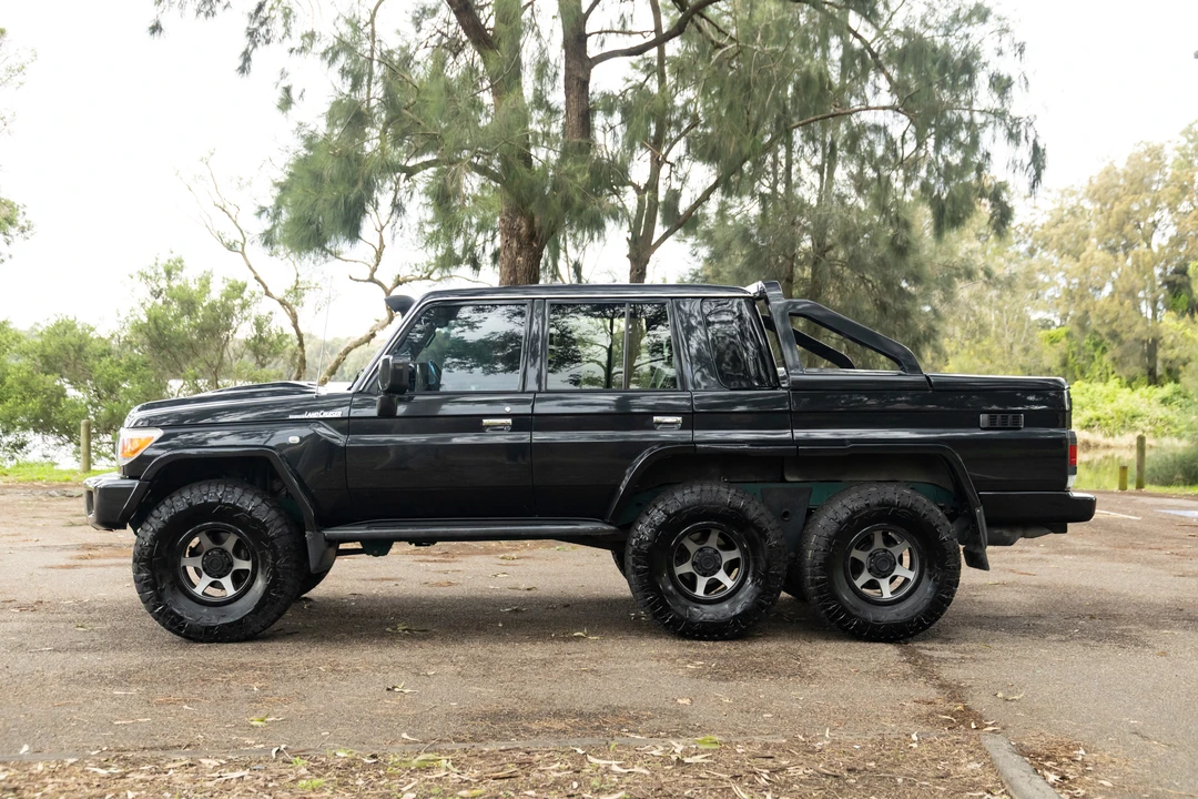 2014 Toyota J70 Land Cruiser - Image 8 of 31