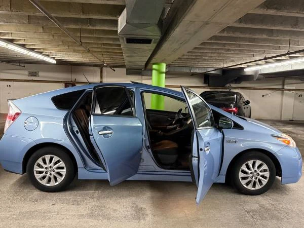 2014 Toyota Prius 3rd Gen - Image 13 of 21