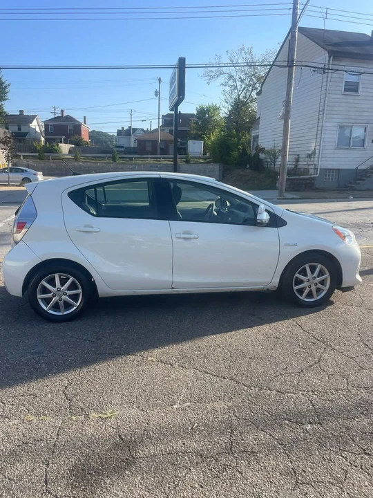 2014 Toyota Prius 3rd Gen - Image 7 of 11