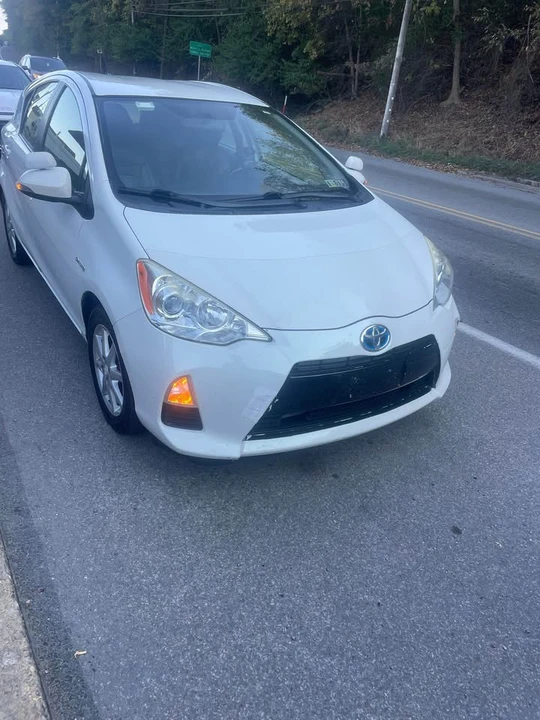 2014 Toyota Prius 3rd Gen - Image 2 of 11