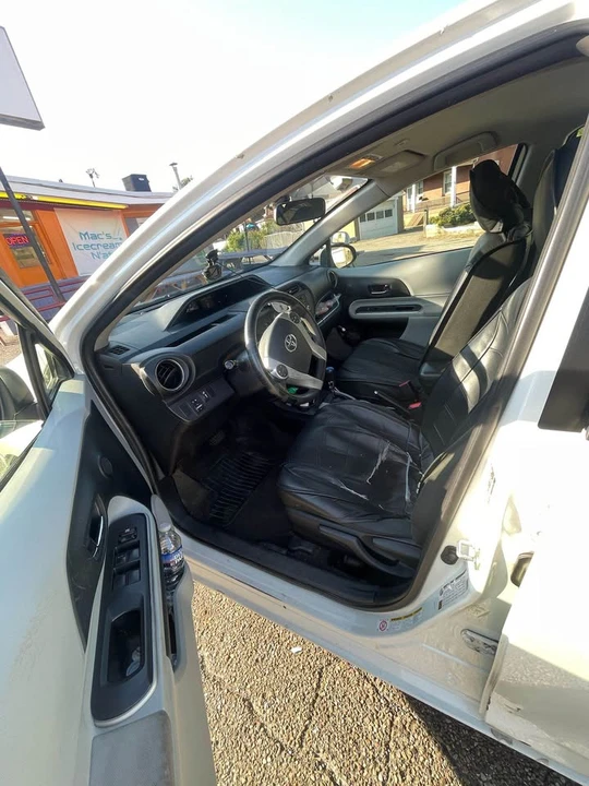 2014 Toyota Prius 3rd Gen - Image 5 of 11