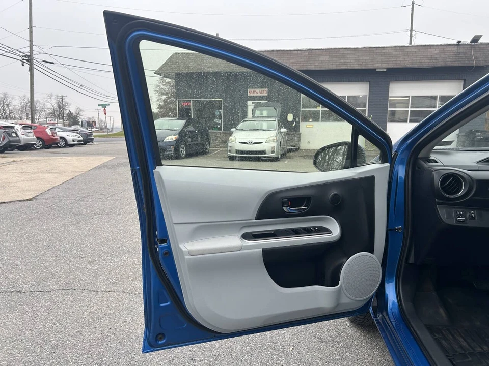 2014 Toyota Prius 3rd Gen - Image 18 of 21