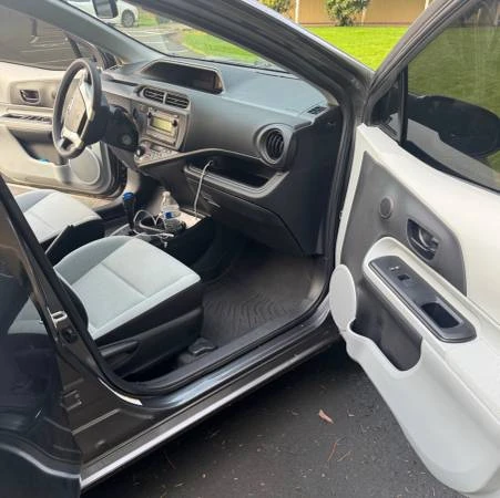 2014 Toyota Prius 3rd Gen - Image 15 of 16