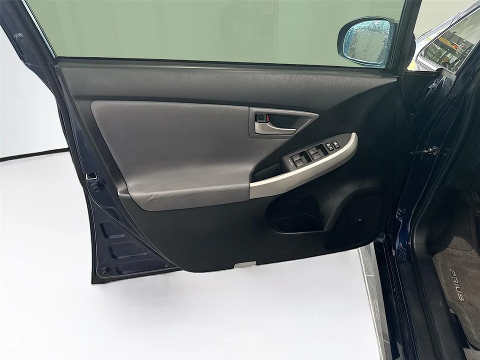 2014 Toyota Prius 3rd Gen - Image 9 of 16