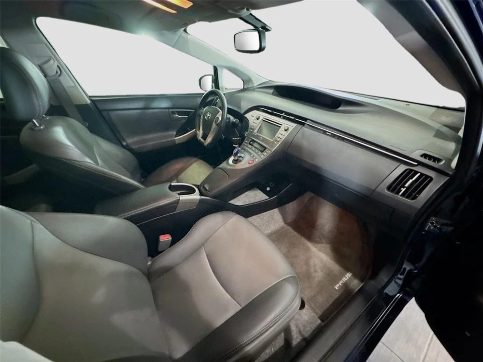 2014 Toyota Prius 3rd Gen - Image 15 of 16