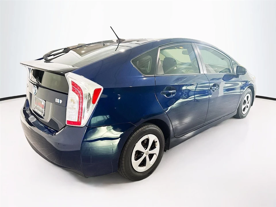 2014 Toyota Prius 3rd Gen - Image 5 of 16
