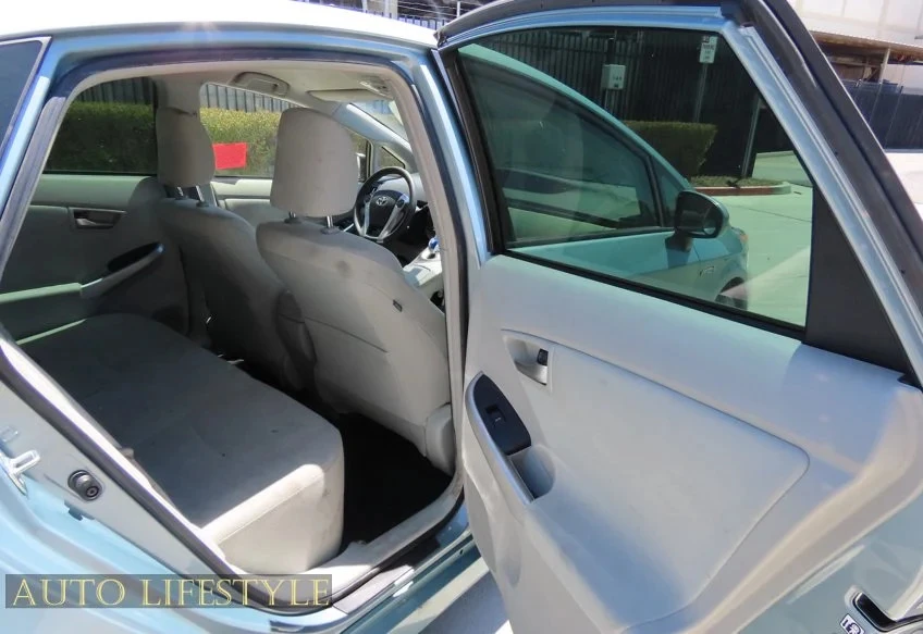 2014 Toyota Prius 3rd Gen - Image 27 of 31