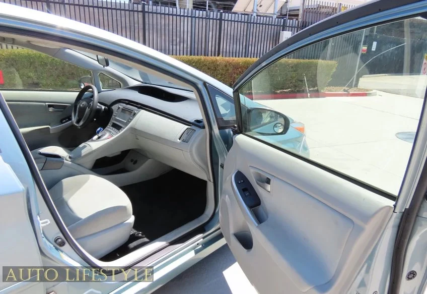 2014 Toyota Prius 3rd Gen - Image 21 of 31