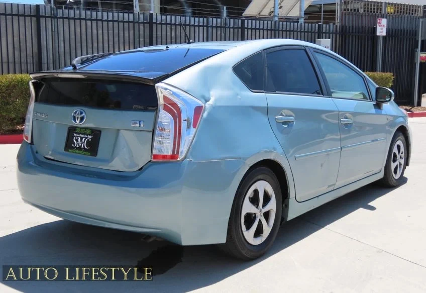 2014 Toyota Prius 3rd Gen - Image 5 of 31