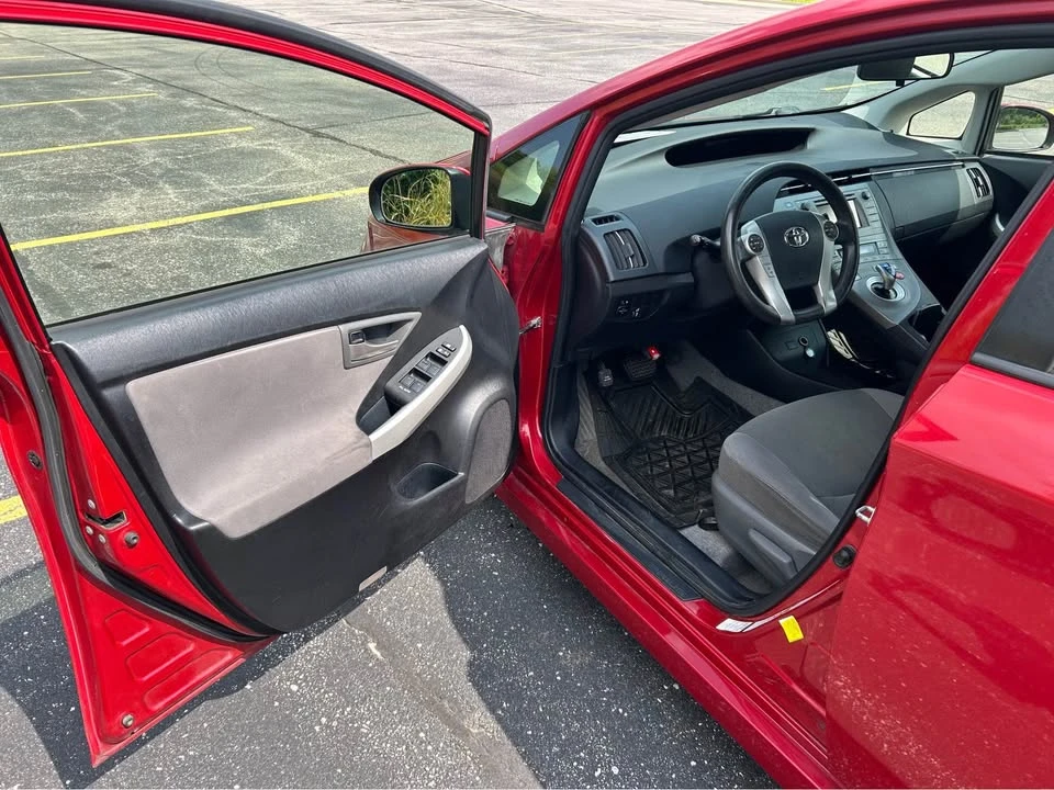 2014 Toyota Prius 3rd Gen - Image 4 of 12