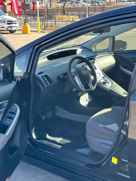 2014 Toyota Prius 3rd Gen - Image 5 of 6