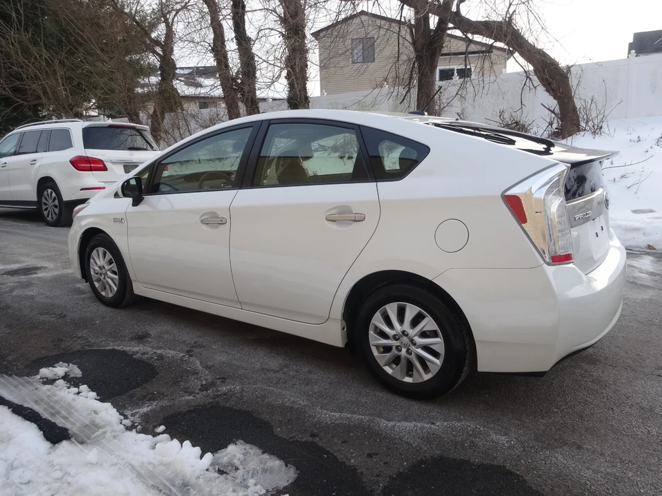 2014 Toyota Prius 3rd Gen - Image 7 of 21