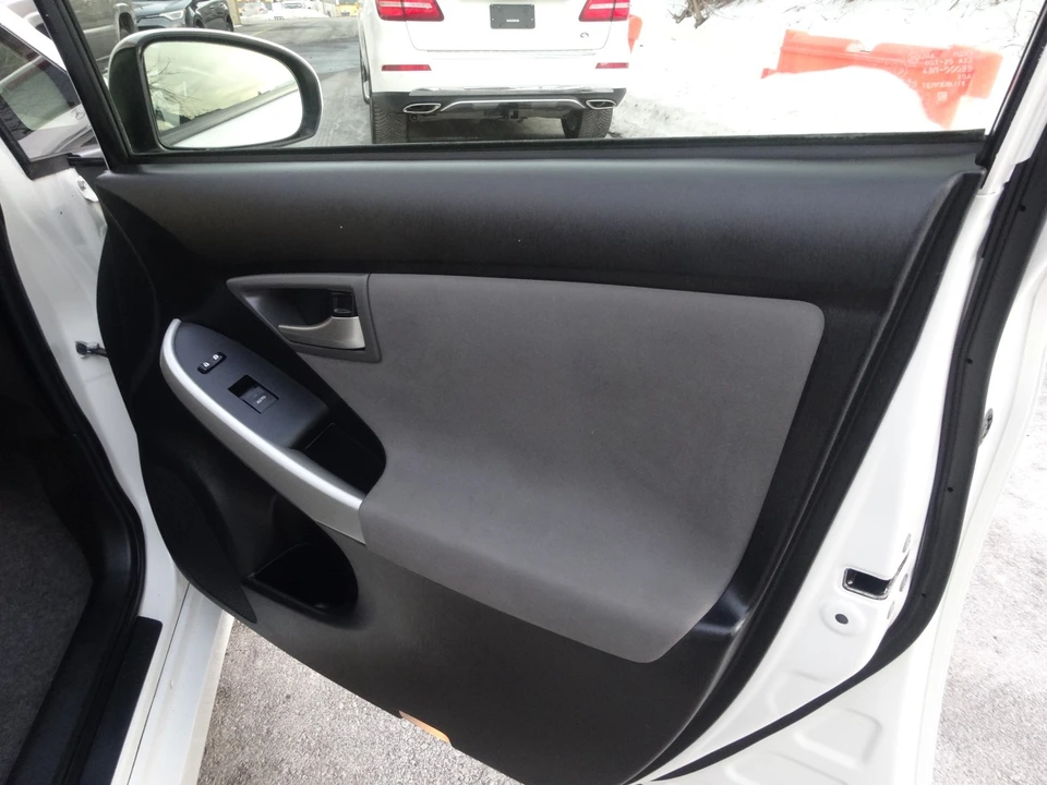 2014 Toyota Prius 3rd Gen - Image 16 of 21