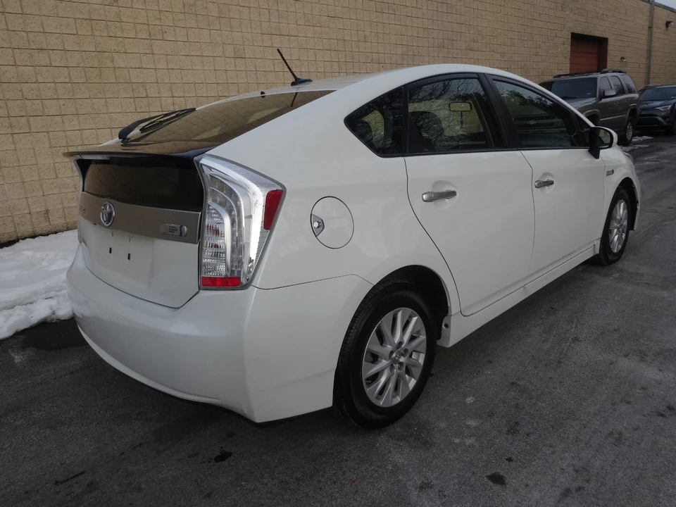 2014 Toyota Prius 3rd Gen - Image 5 of 21