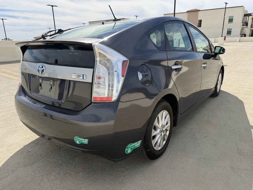 2014 Toyota Prius 3rd Gen - Image 5 of 19