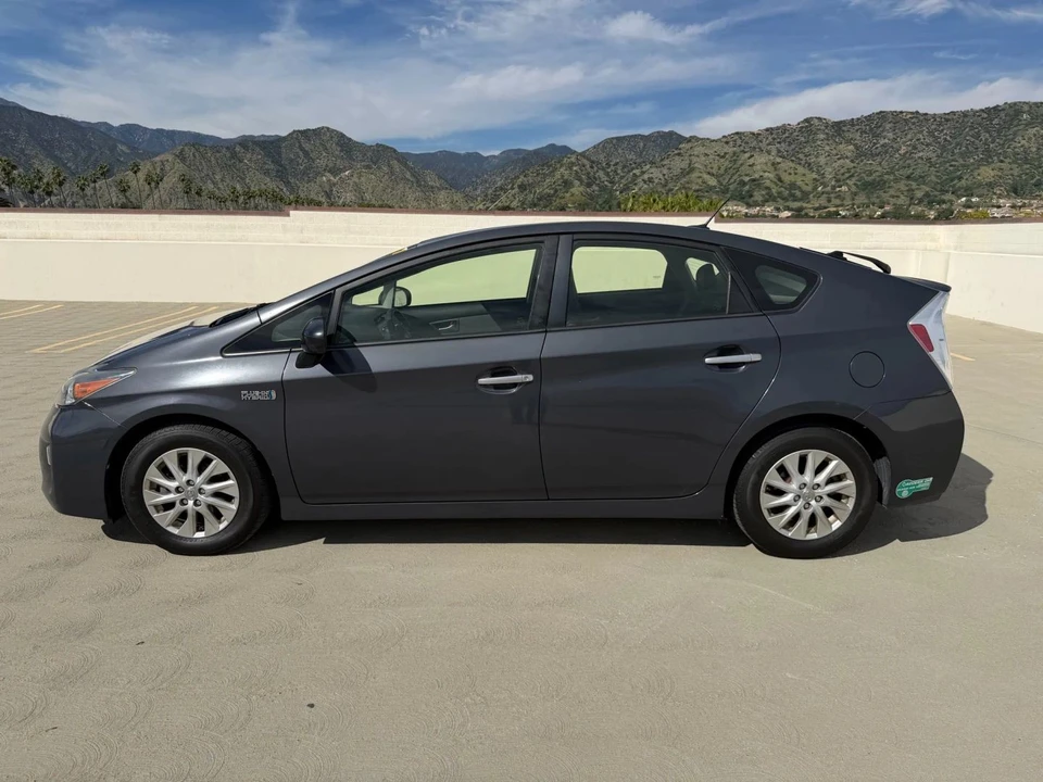 2014 Toyota Prius 3rd Gen - Image 2 of 19
