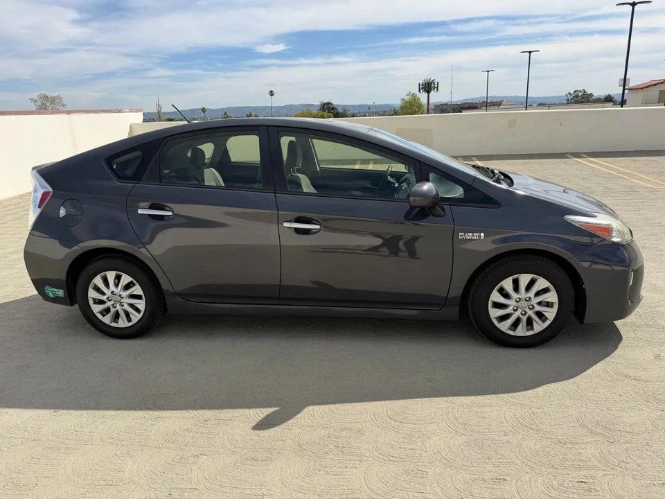 2014 Toyota Prius 3rd Gen - Image 6 of 19