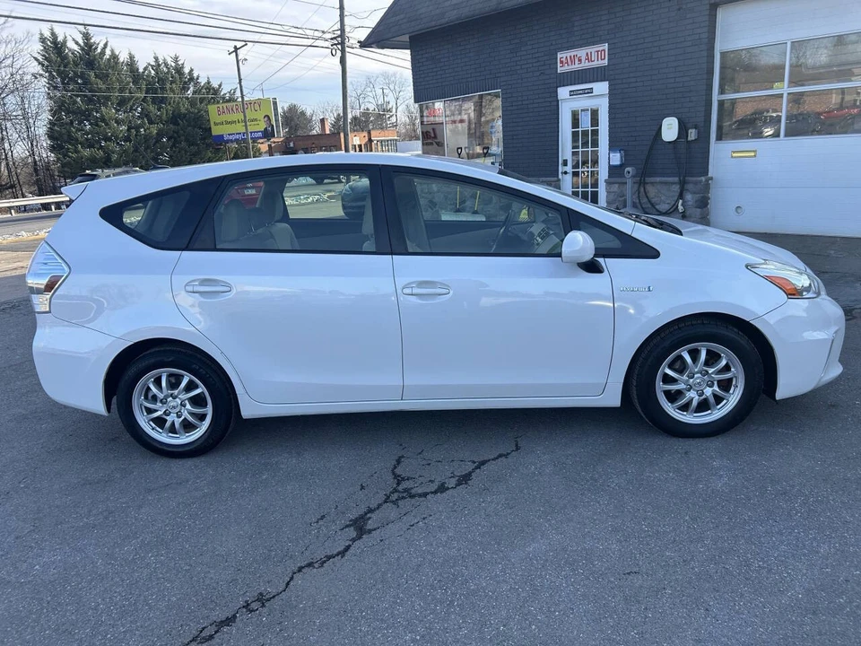 2014 Toyota Prius 3rd Gen - Image 5 of 21
