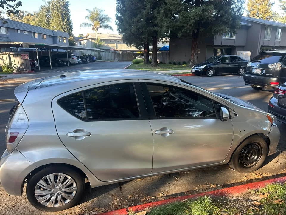 2014 Toyota Prius 3rd Gen - Image 2 of 5