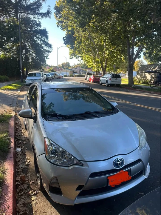 2014 Toyota Prius 3rd Gen - Image 4 of 5