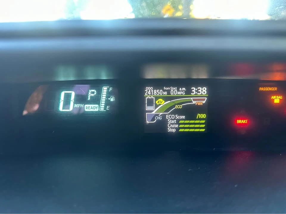 2014 Toyota Prius 3rd Gen - Image 5 of 5
