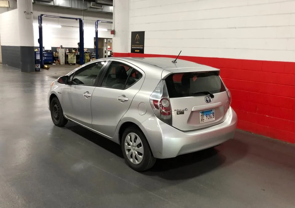 2014 Toyota Prius - Image 4 of 5