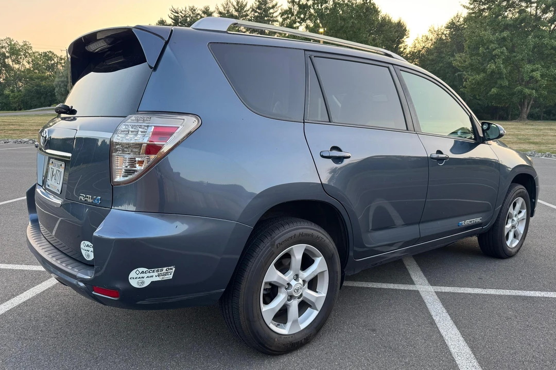 2014 Toyota RAV4 4th Gen - Image 4 of 31