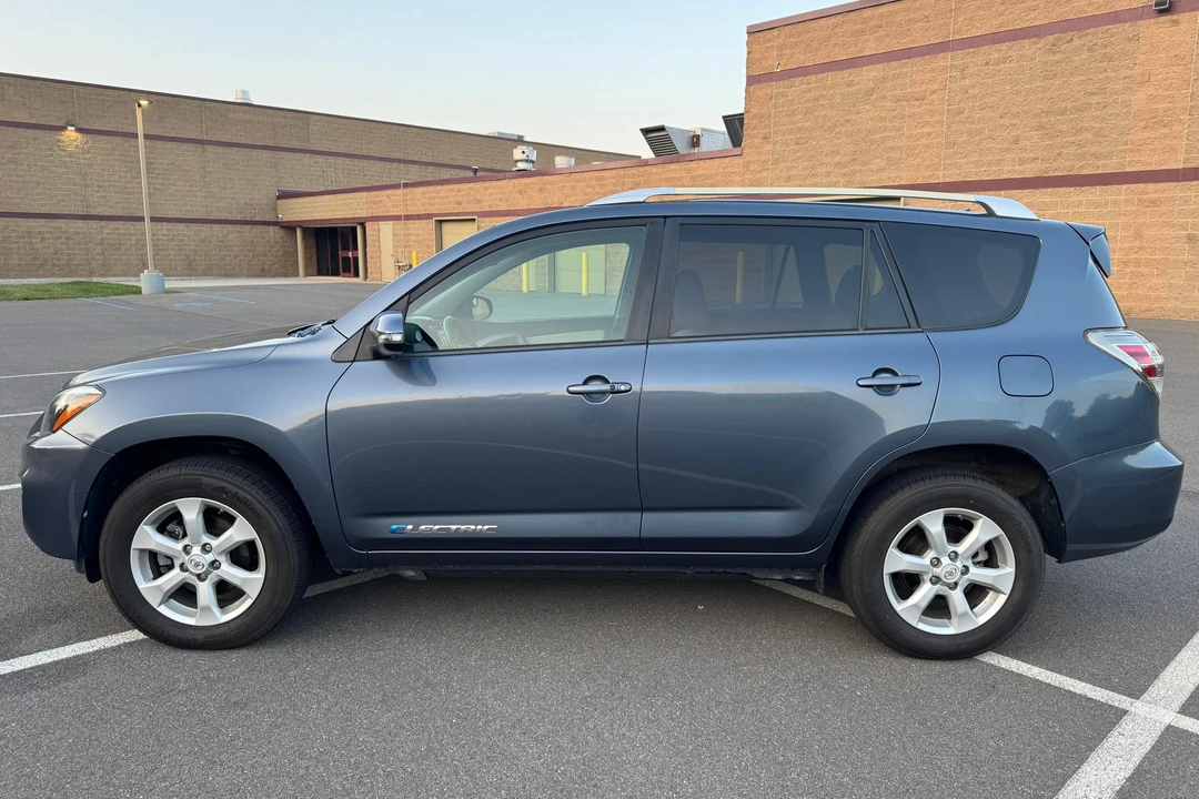 2014 Toyota RAV4 4th Gen - Image 3 of 31