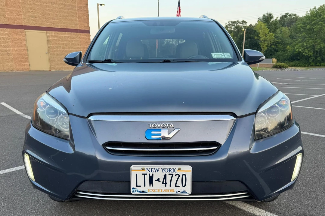 2014 Toyota RAV4 4th Gen - Image 2 of 31