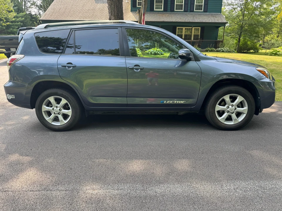 2014 Toyota RAV4 4th Gen - Image 12 of 31