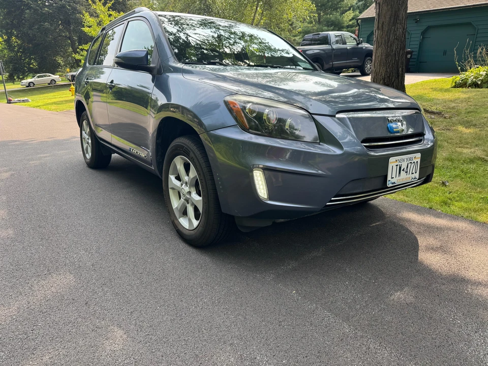 2014 Toyota RAV4 4th Gen - Image 13 of 31