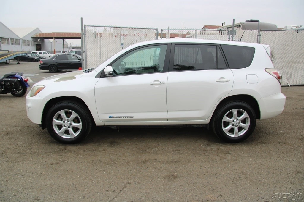 2014 Toyota RAV4 4th Gen - Image 3 of 21