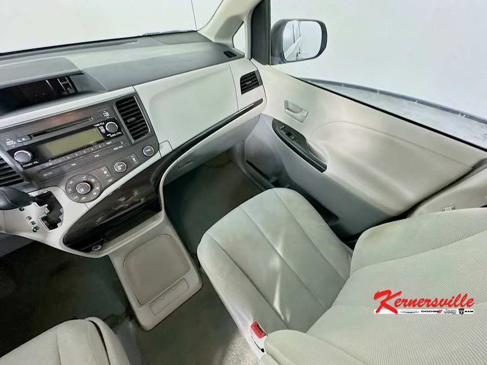 2014 Toyota Sienna 3rd Gen - Image 11 of 21