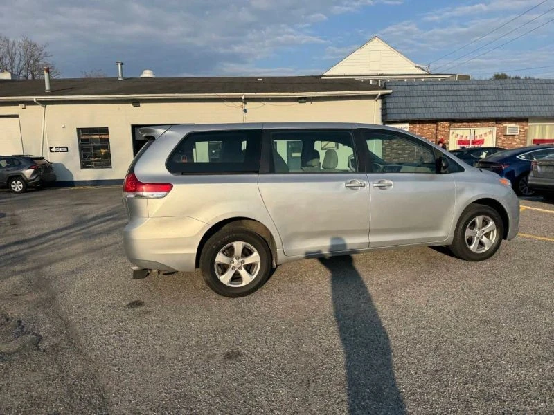 2014 Toyota Sienna 2nd Gen - Image 9 of 12