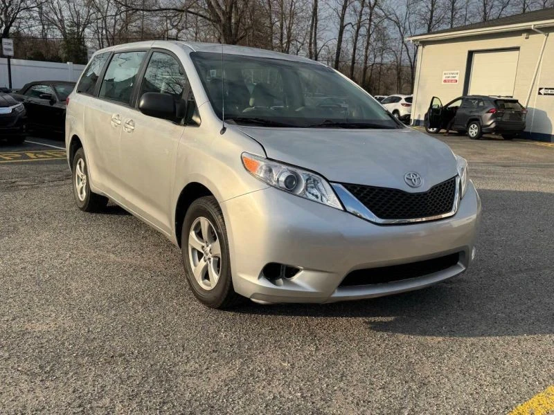 2014 Toyota Sienna 2nd Gen - Image 5 of 12