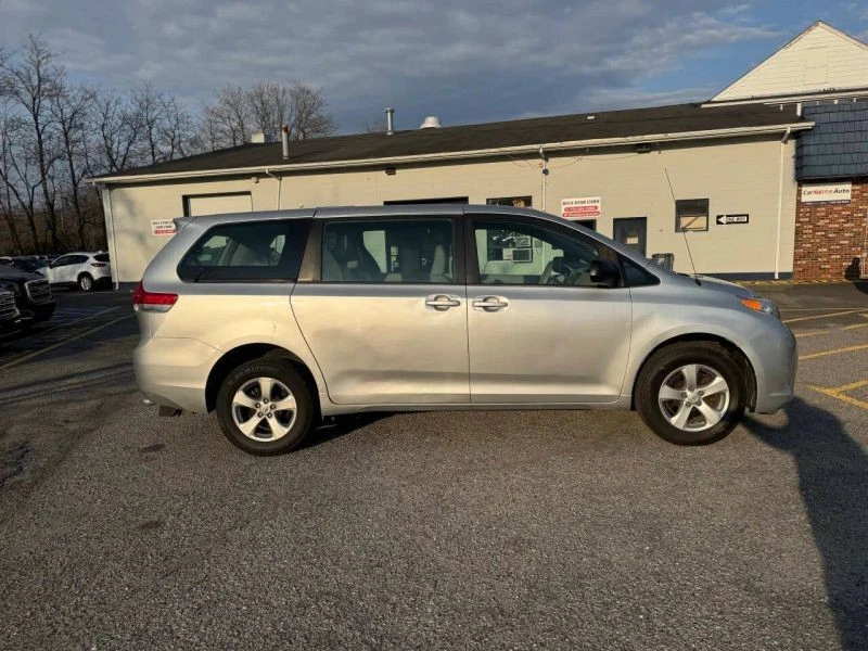 2014 Toyota Sienna 2nd Gen - Image 8 of 12