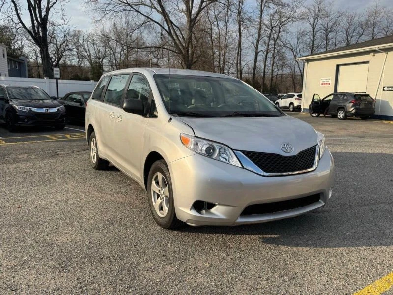 2014 Toyota Sienna 2nd Gen - Image 4 of 12