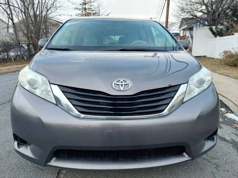 2014 Toyota Sienna 3rd Gen - Image 3 of 12