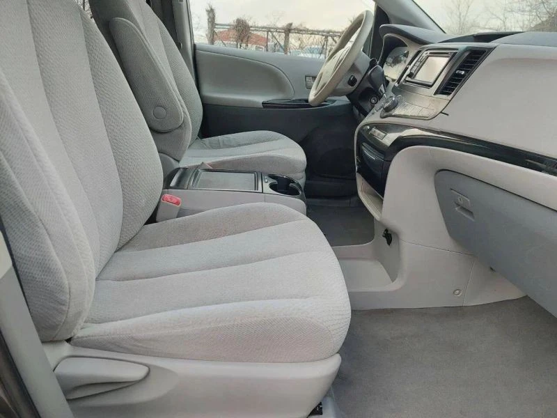 2014 Toyota Sienna 3rd Gen - Image 5 of 12