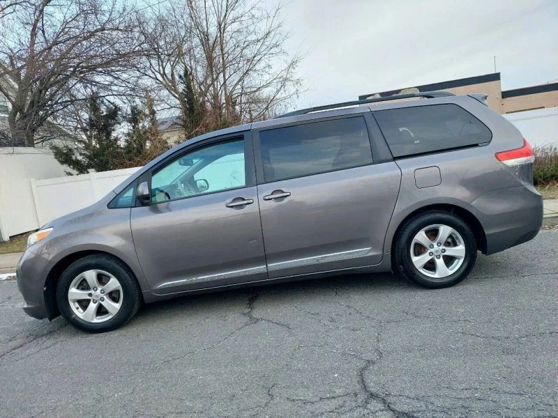 2014 Toyota Sienna 3rd Gen - Image 9 of 12