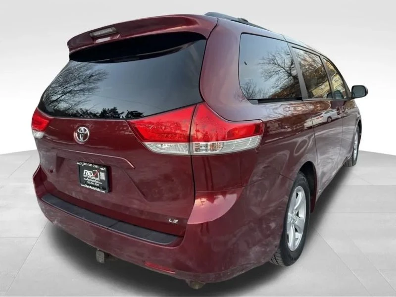 2014 Toyota Sienna 3rd Gen - Image 5 of 12