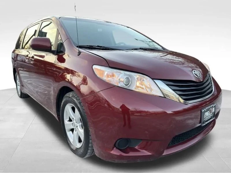 2014 Toyota Sienna 3rd Gen - Image 7 of 12