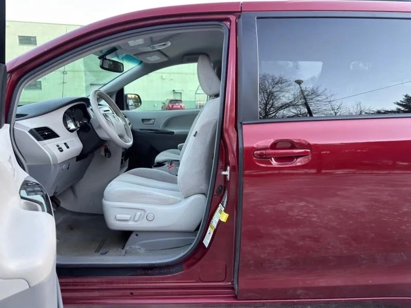 2014 Toyota Sienna 3rd Gen - Image 11 of 12