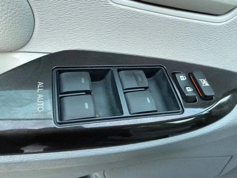 2014 Toyota Sienna 3rd Gen - Image 10 of 12