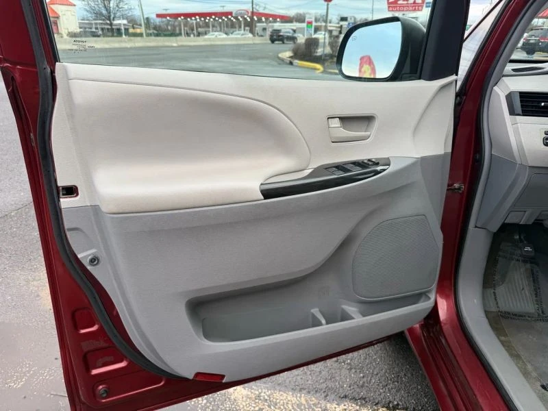 2014 Toyota Sienna 2nd Gen - Image 11 of 12