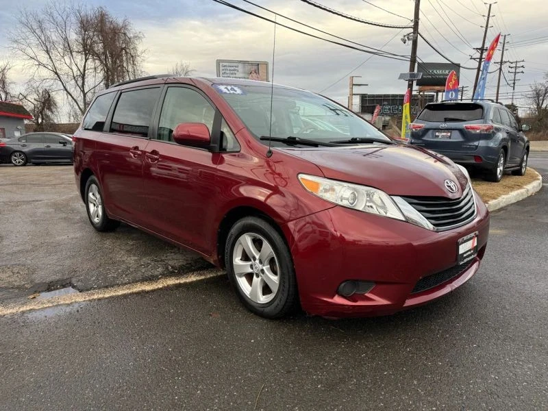 2014 Toyota Sienna 2nd Gen - Image 3 of 12