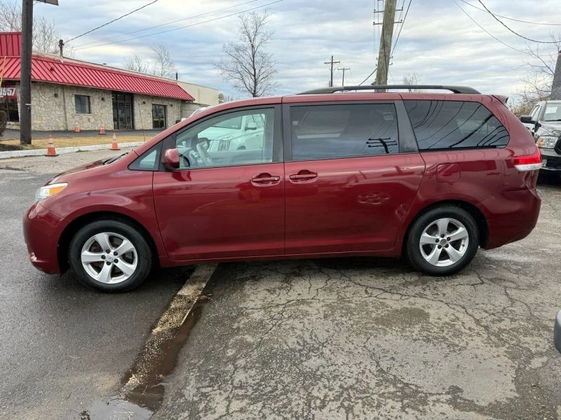 2014 Toyota Sienna 2nd Gen - Image 5 of 12