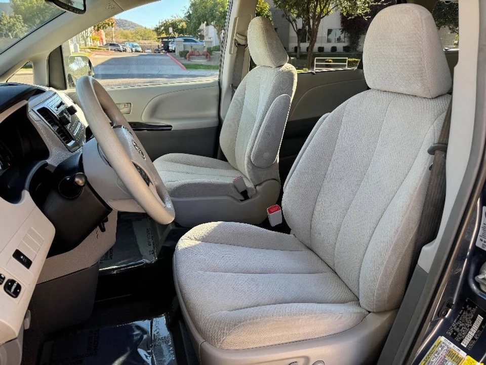 2014 Toyota Sienna 3rd Gen - Image 5 of 14